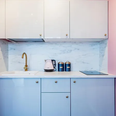 アパート Urokliwy Apartament 150 Metrow Od Rynku ヴロツワフ